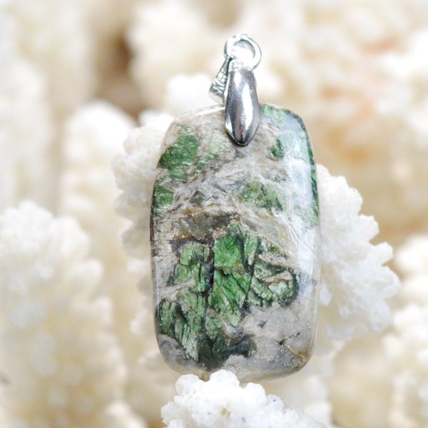Smaragdite 22 carats - pendentif cabochon pierre naturelle - Corse, France // EN18
