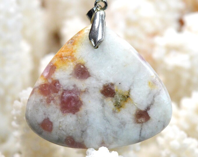 74-carat rose quartz and tourmaline cabochon pendant - Taquaral, Brazil / GA49