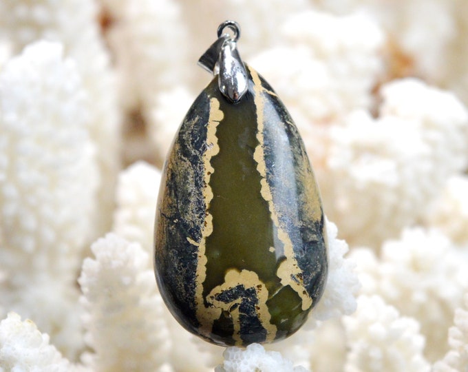 75 carat noble serpentine - natural stone cabochon pendant - Italy / FF36 - RARE