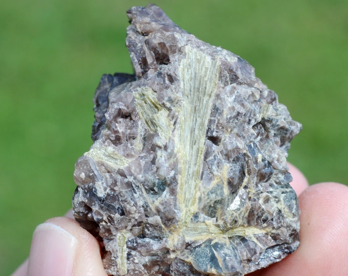 Axinite & Epidote 82 grams - Argelès-Gazost, Hautes-Pyrénées, Occitanie, France