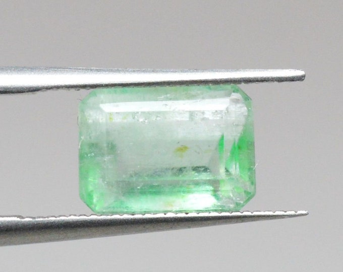Beryl var. Emerald 1.67 carats - Muzo Mine, Muzo Municipality, Western Boyacá Province, Boyacá Department, Colombia