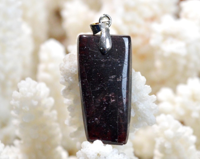 37-carat Rhodolite Garnet - natural stone cabochon pendant - Mozambique / GC97