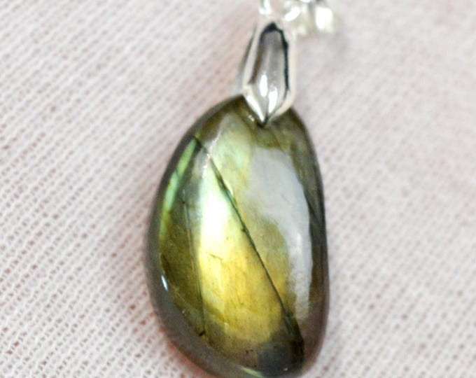 26-carat Labradorite - natural stone cabochon pendant - Madagascar / GC72