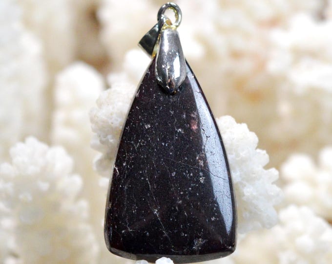 41-carat Rhodolite Garnet - natural stone cabochon pendant - Mozambique / GD4