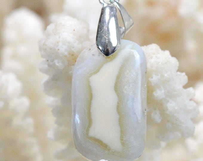 21-carat blue lace agate - natural stone cabochon pendant - Mozambique / GB32