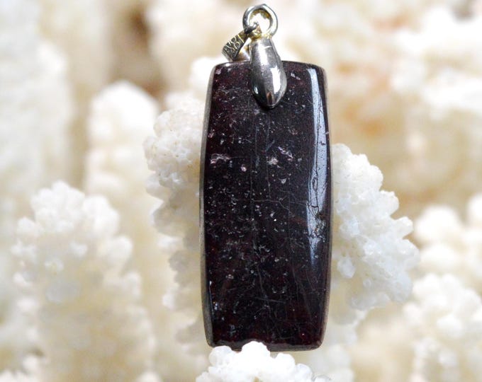 35-carat Rhodolite Garnet - natural stone cabochon pendant - Mozambique / GC95