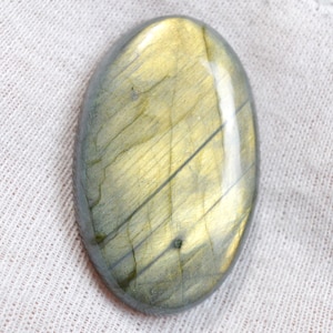 Labradorite 129 carats - cabochon pierre naturelle - Madagascar // CV70