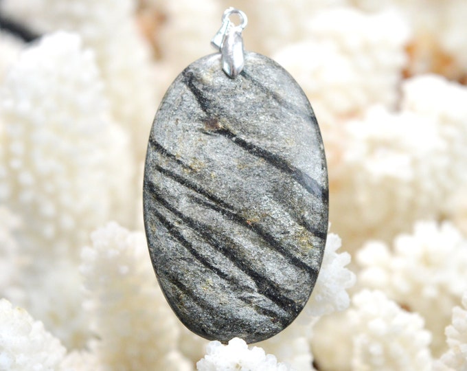 Grenat almandin & Mica schiste 57 carats - pendentif cabochon pierre naturelle - Scotland, UK // DL87