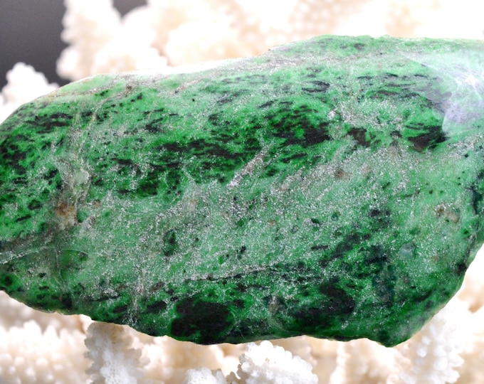 Slice - Jade Omphacite var. omphacite chrome 187 grams - Pellice Valley, Metropolitan City of Turin, Piedmont, Italy