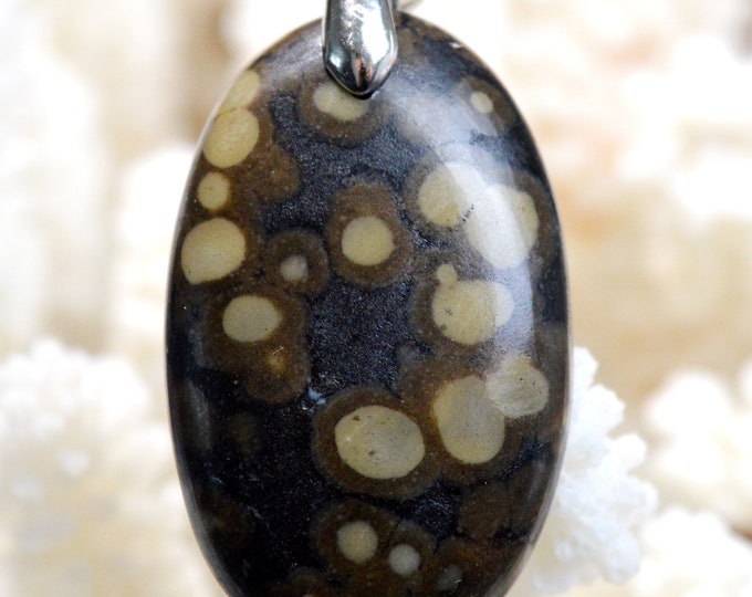 Scapolite in mica - 55 carats - natural stone cabochon pendant - India // BL28