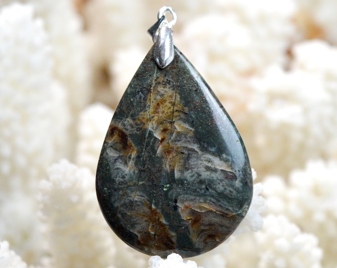 57 carat fuchsite ruby - natural stone cabochon pendant - India / EC15