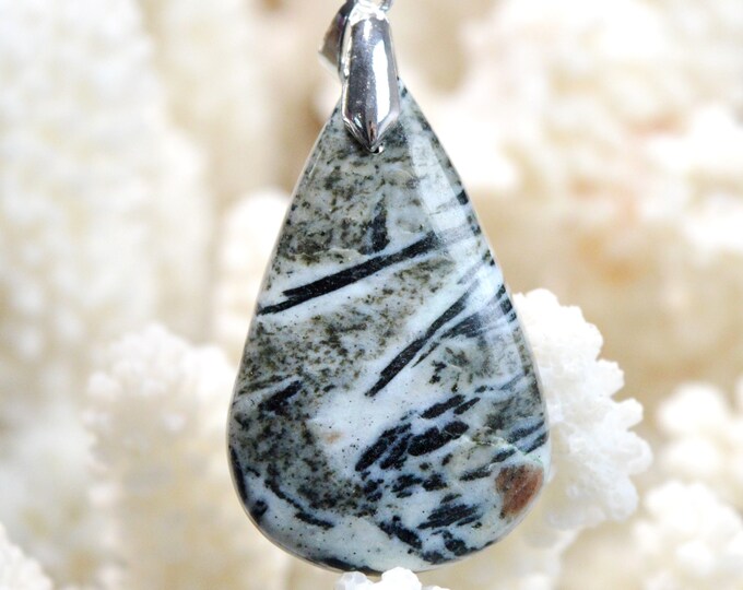 Hornblende & Almandine Garnet 42 carats - natural stone cabochon pendant - Austria / EF72