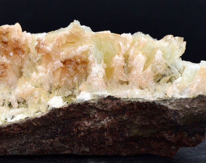 Calcite barite - 260 grams - Naica, Saucillo Municipality, Chihuahua, Mexico