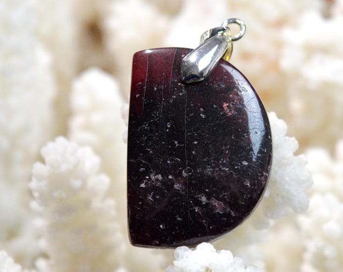 60-carat Rhodolite Garnet - natural stone cabochon pendant - Mozambique / GC89