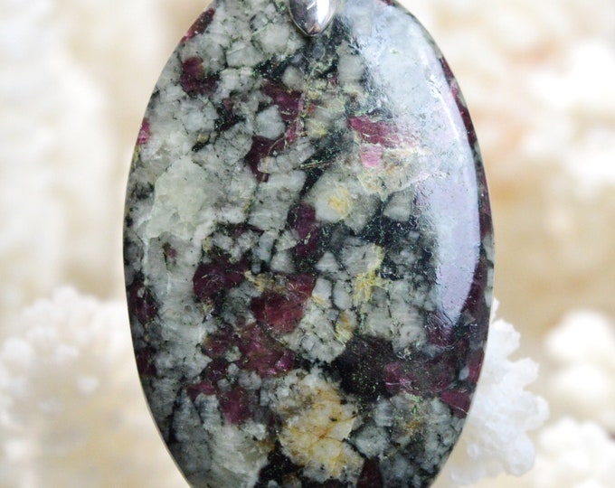 Eudialyte - 50 carats - natural stone cabochon pendant - Russia // BN76