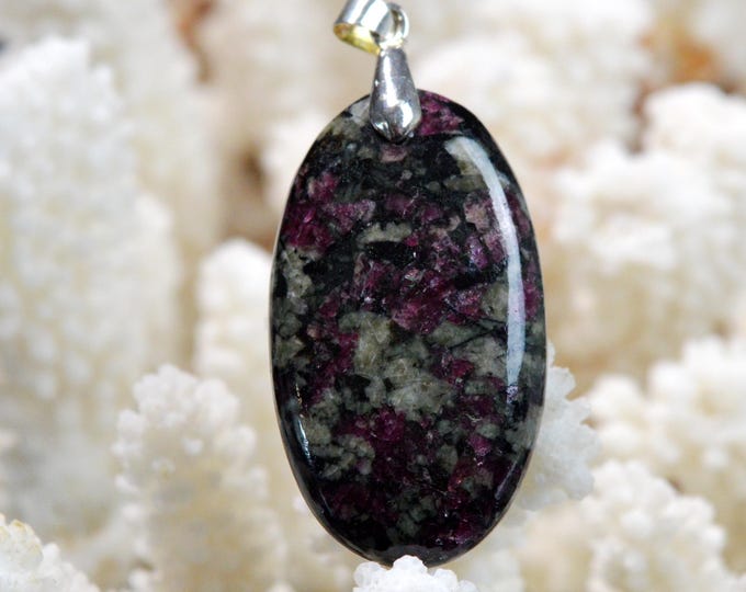 49-carat Eudialyte - natural stone cabochon pendant - Russia / FY65