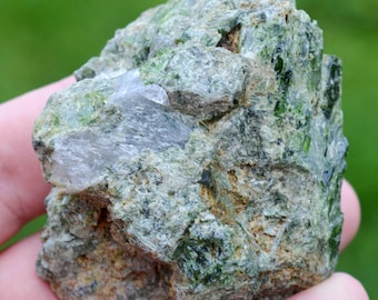 Chrome diopside & quartz 190 grams - Araçuaí, Minas Gerais, Brazil