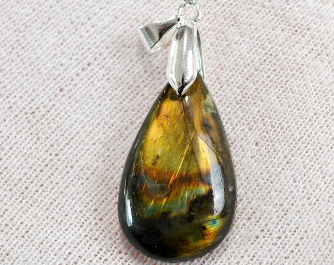21-carat Labradorite - natural stone cabochon pendant - Madagascar / GC71
