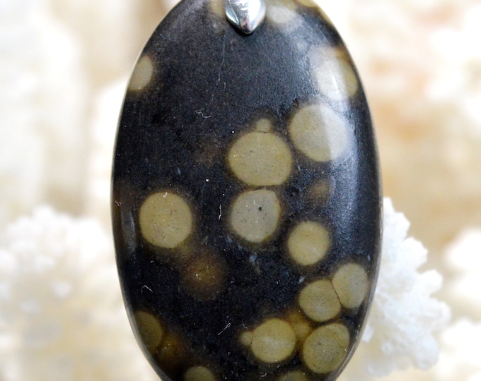 Scapolite in mica - 57 carats - natural stone cabochon pendant - India // BL34