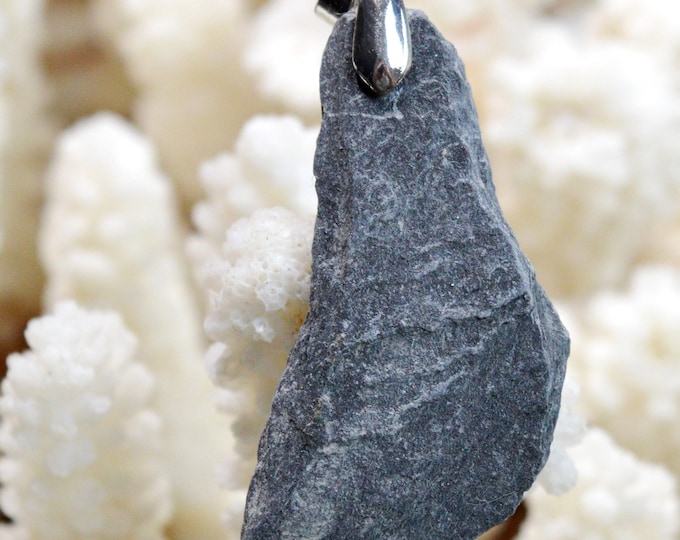 38 carat blue slate - natural stone pendant - Nozay, France // CN35