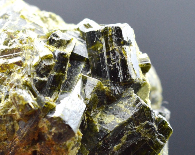 Epidote - 88 grams - Fanadinho, Capelinha, Minas Gerais, Brazil