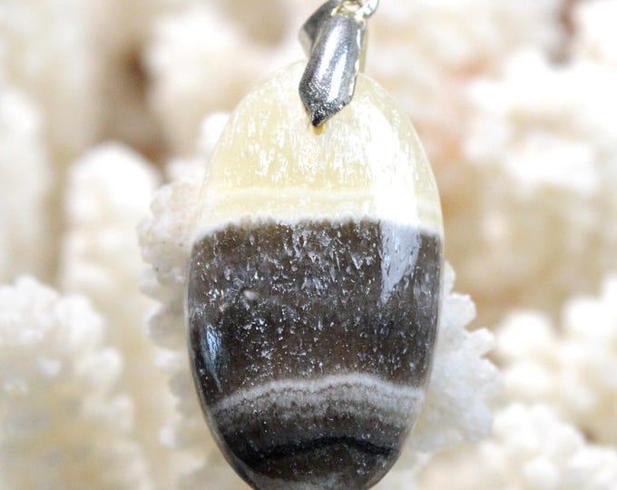 43-carat calcite cabochon pendant, natural stone - Mexico / GA82