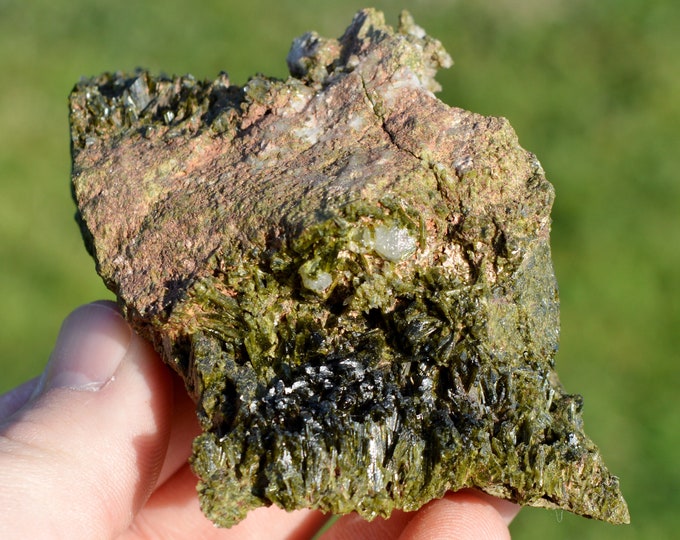 Epidote & Quartz 276 grams - Le Bourg-d'Oisans, Grenoble, Isère, Auvergne-Rhône-Alpes, France