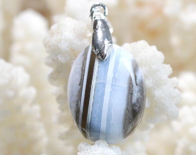 25 carat Owyhee Opal - natural stone cabochon pendant - USA / FX56