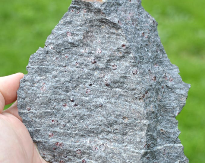 Garnet var. Almandine 736 grams - Plélauff, Guingamp, Côtes-d'Armor, Brittany, France