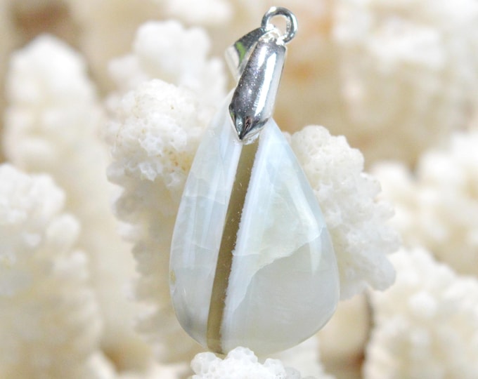 19-carat Owyhee Opal - natural stone cabochon pendant - USA / FX54