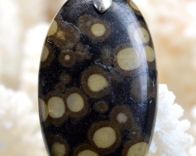 Scapolite in mica - 44 carats - natural stone cabochon pendant - India // BL30