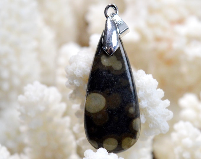 Scapolite in mica - 27 carats - natural stone cabochon pendant - India // DC53