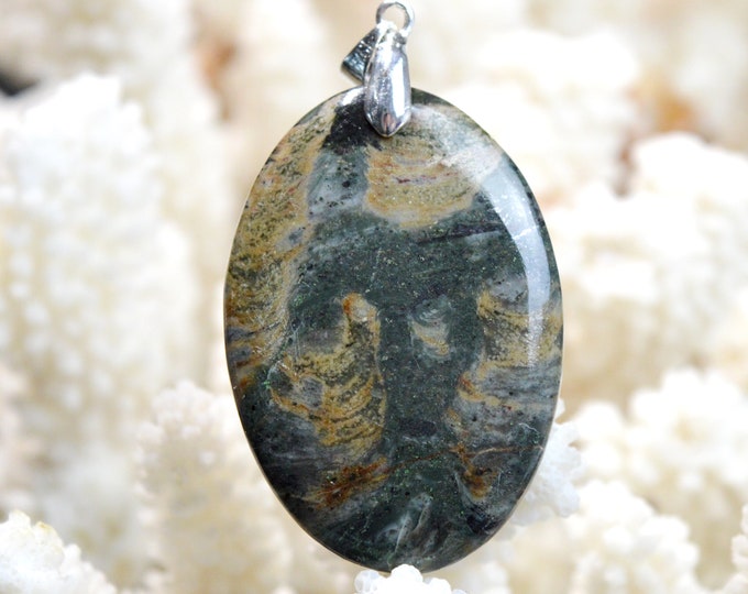 84 carat fuchsite ruby - natural stone cabochon pendant - India / EC16