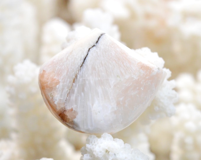 Orange scolecite - 33 carats - natural stone cabochon - India / CC34