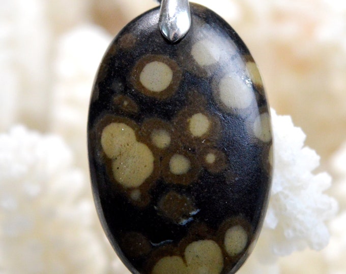 Scapolite in mica - 37 carats - natural stone cabochon pendant - India // BL52