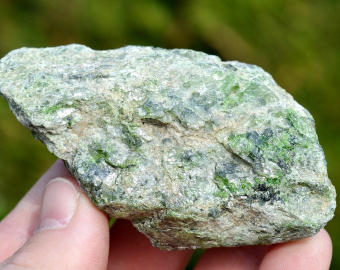 Chrome diopside & quartz - 224 grams - Araçuaí, Minas Gerais, Brazil