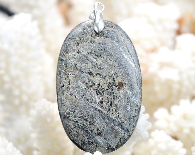 Grenat almandin & Mica schiste 60 carats - pendentif cabochon pierre naturelle - Scotland, UK // DL91