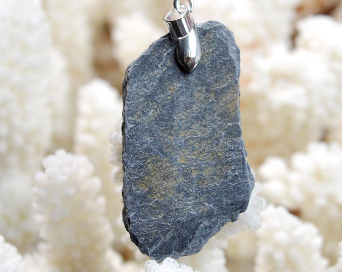 35 carat blue slate - natural stone pendant - Nozay, France // CN40