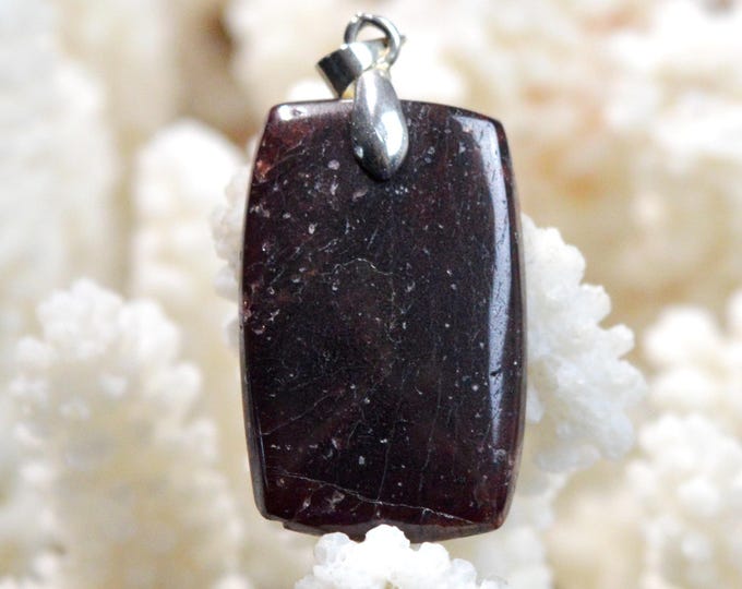 40-carat Rhodolite Garnet - natural stone cabochon pendant - Mozambique / GC91