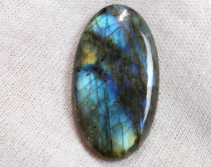 Labradorite 68 carats - natural stone cabochon - Madagascar / FJ83