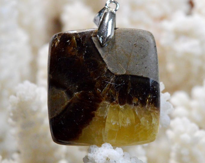 Septaria 68 carats - natural stone cabochon pendant - Madagascar / FR59
