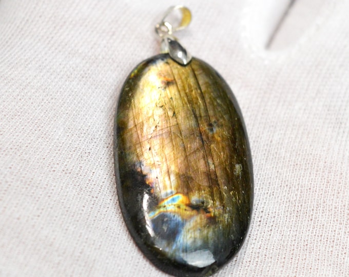 Labradorite 85 carats - natural stone cabochon pendant - Madagascar / FO57