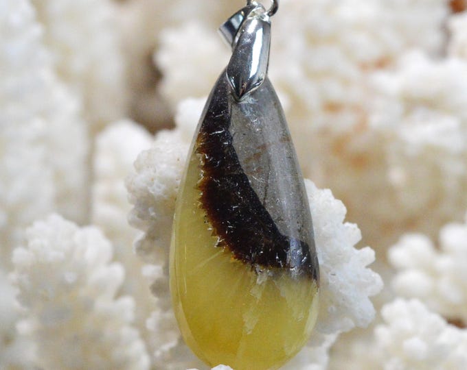 Septaria 33 carats - natural stone cabochon pendant - Madagascar / FR65