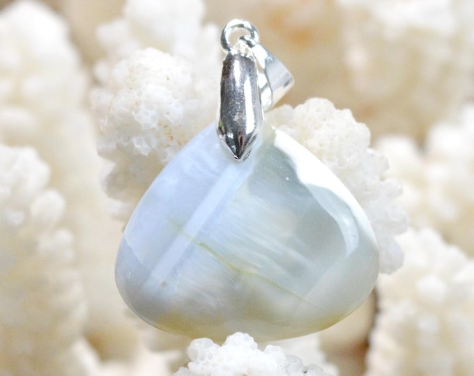 19-carat Owyhee Opal - natural stone cabochon pendant - USA / FX55