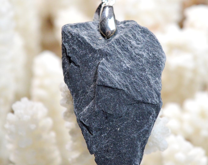 45-carat blue slate - natural stone pendant - Nozay, France // CN29