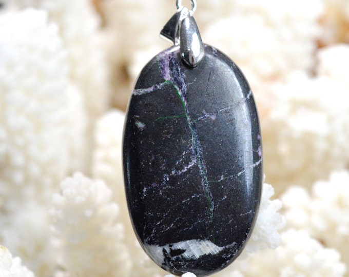 Kämmererite 79 carats - natural stone cabochon pendant - India // DT78