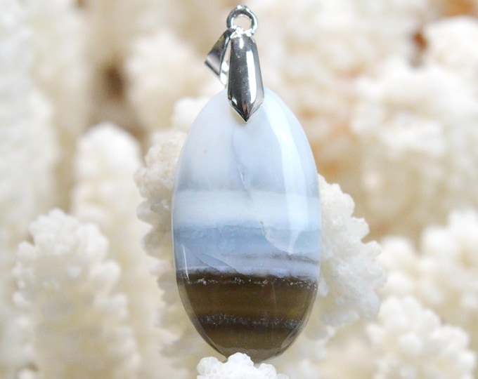 27-carat Owyhee Opal - natural stone cabochon pendant - USA / FX53