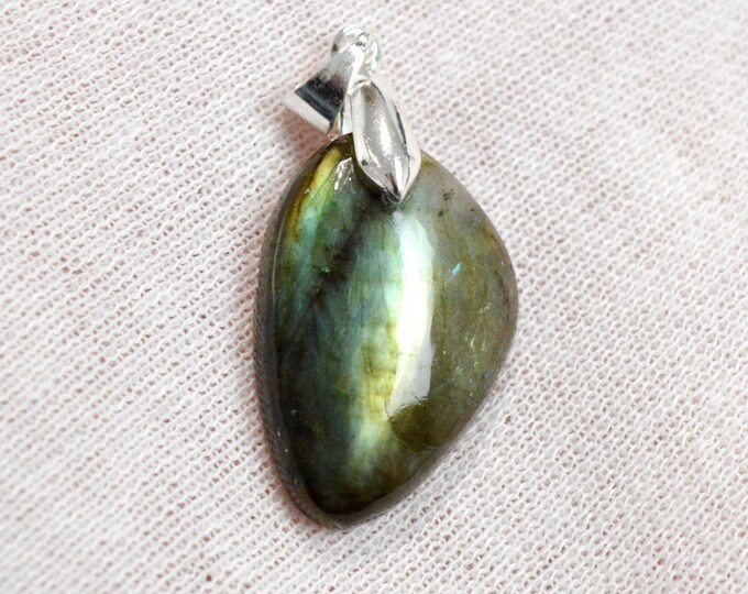 Labradorite 25 carats - natural stone cabochon pendant - Madagascar / FK20