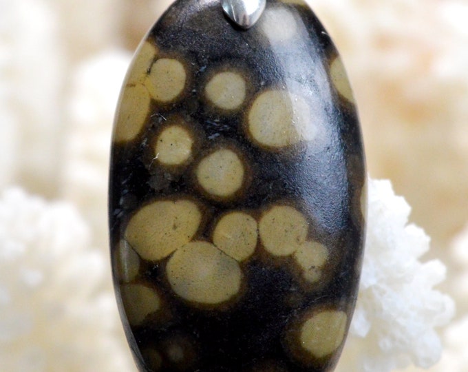 Scapolite in mica - 44 carats - natural stone cabochon pendant - India // BL45