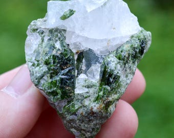 Chrome diopside & quartz 110 grams - Araçuaí, Minas Gerais, Brazil